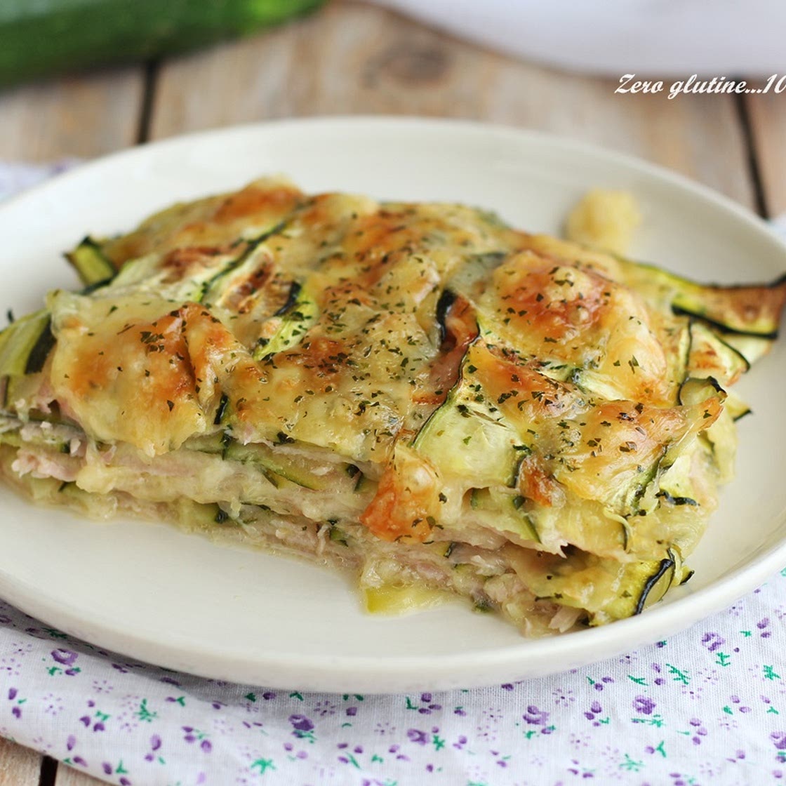 Parmigiana bianca di zucchine crude che cuoce direttamente in forno