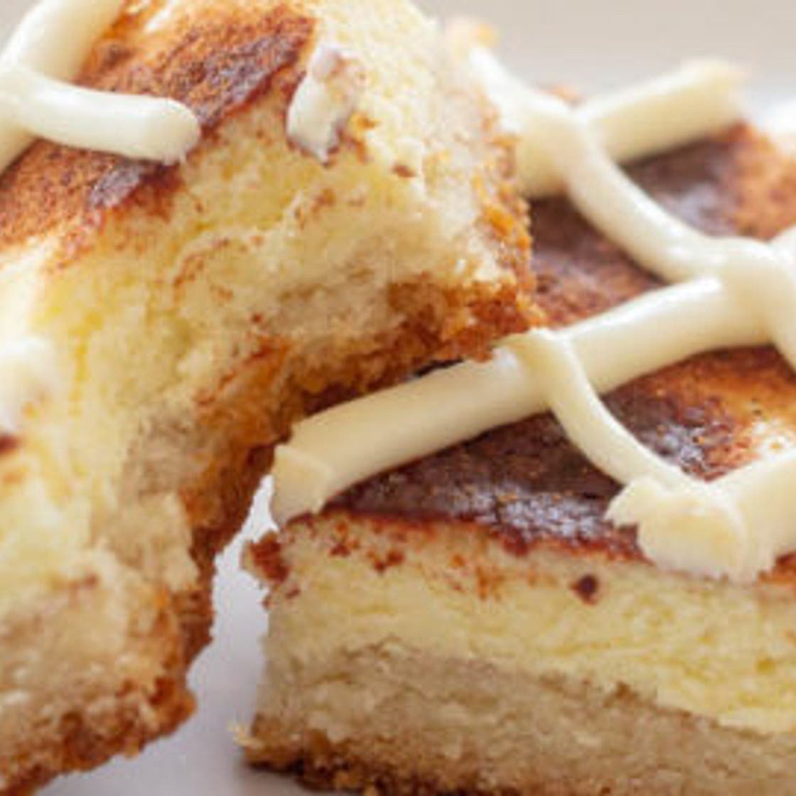 Cinnamon Roll Cheesecake Bars