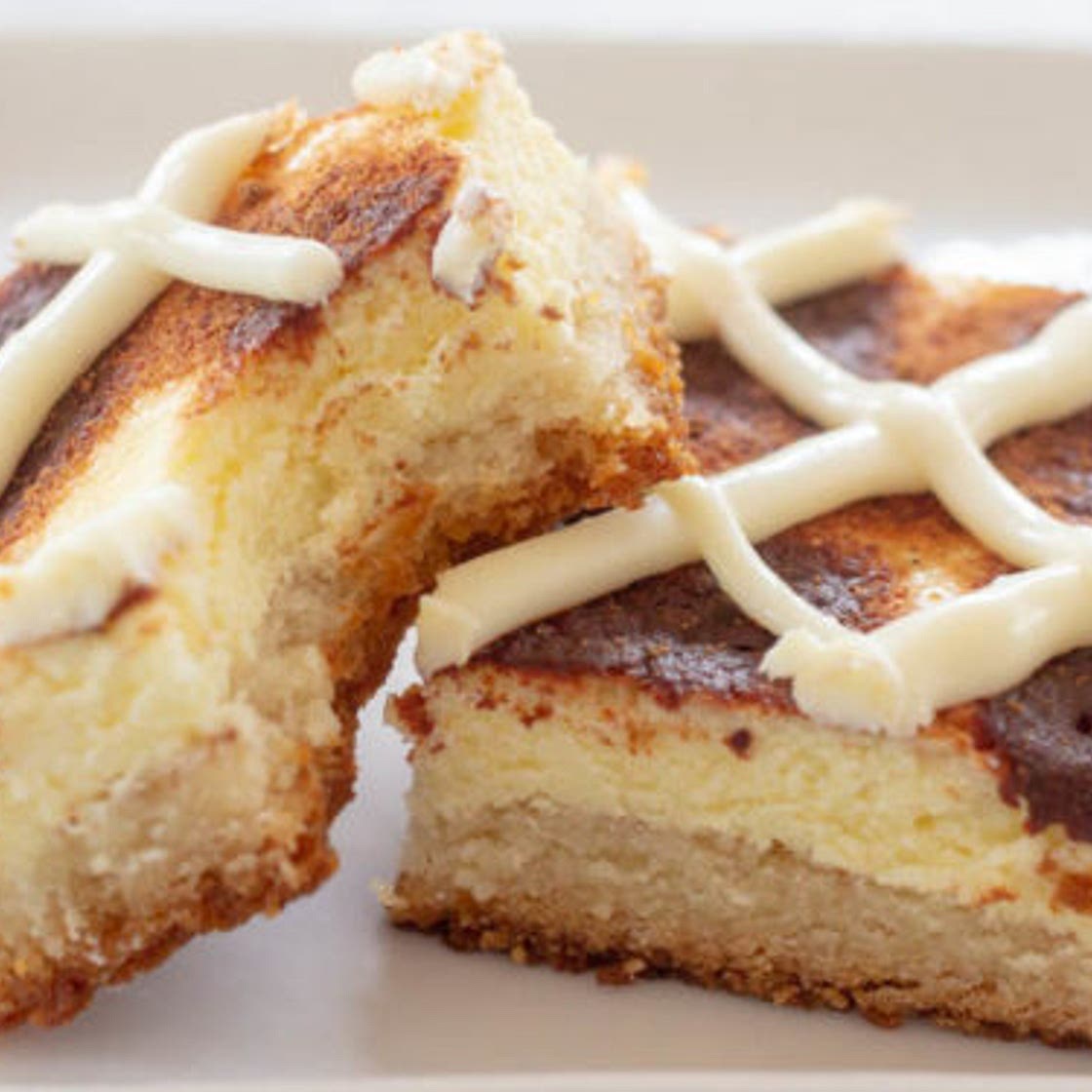 Cinnamon Roll Cheesecake Bars