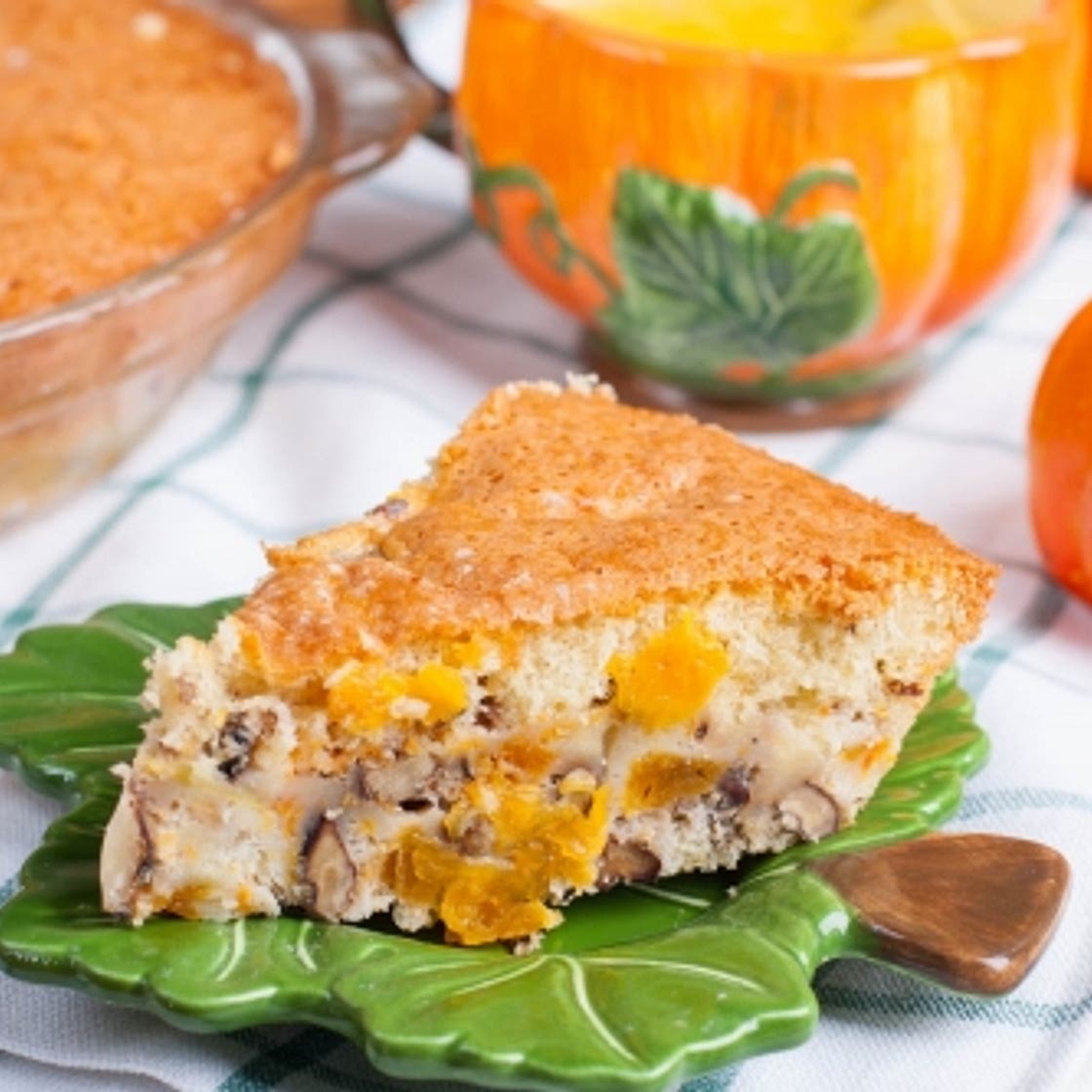 Ароматная тыквенная шарлотка с орехами
