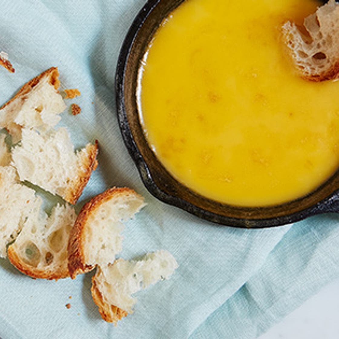 Easy Skillet Beer and Cheddar Fondue
