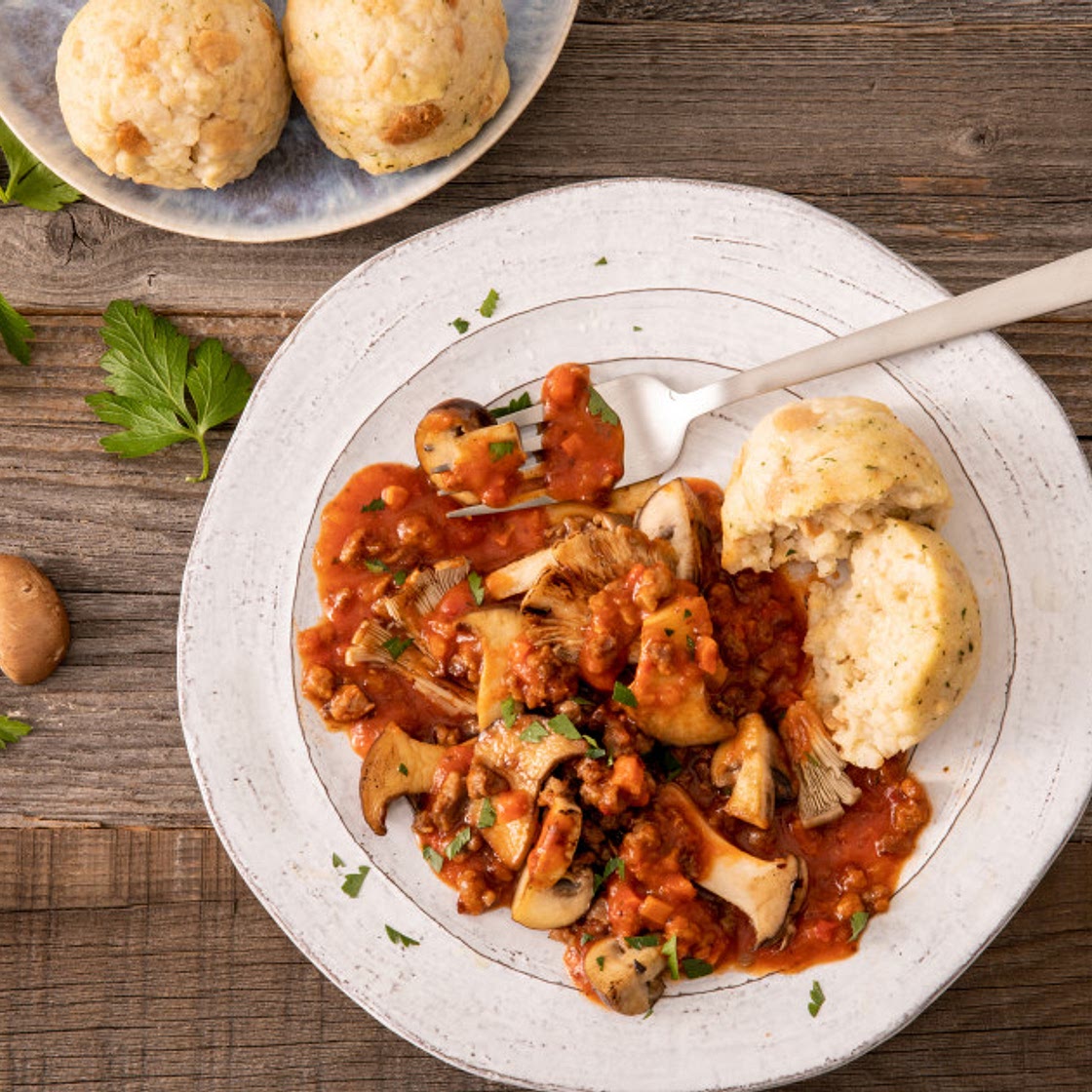 Semmelknödel mit vegetarischer Pilz Bolognese