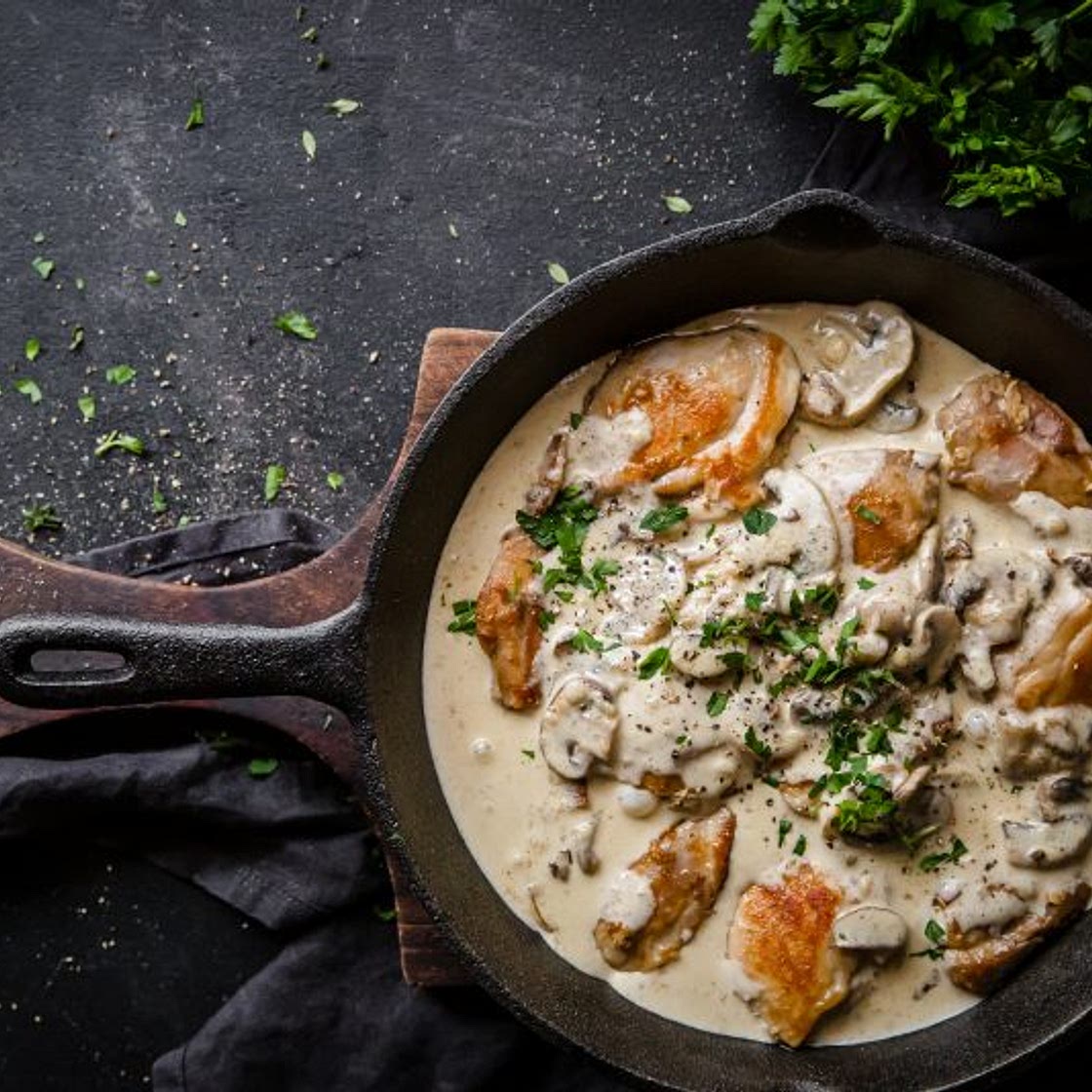 Sartén de pollo con setas y queso parmesano