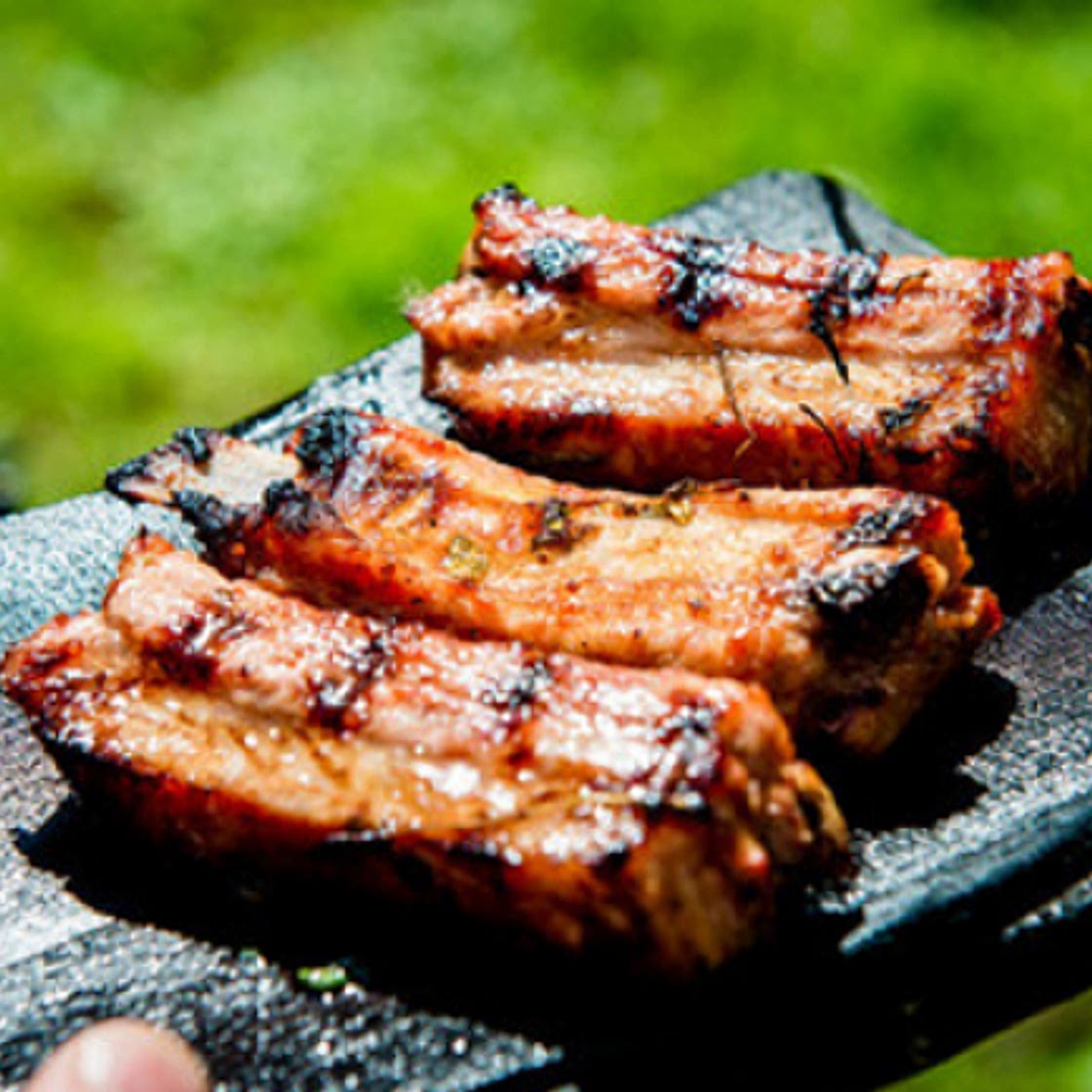 Asiatische BBQ Ribs mit Erdnüssen und Jungzwiebel