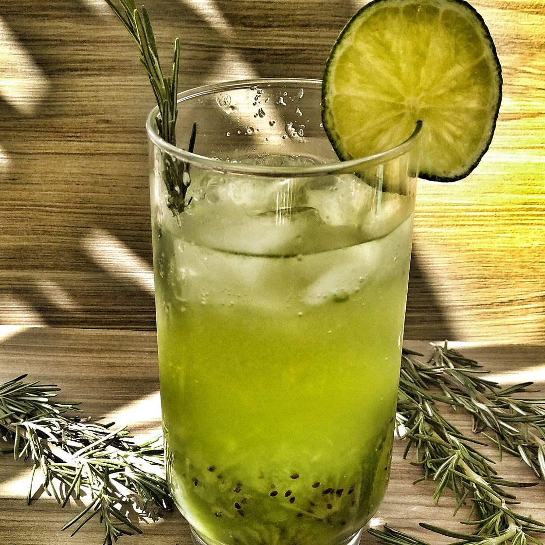 Drink sem álcool com kiwi e água de coco