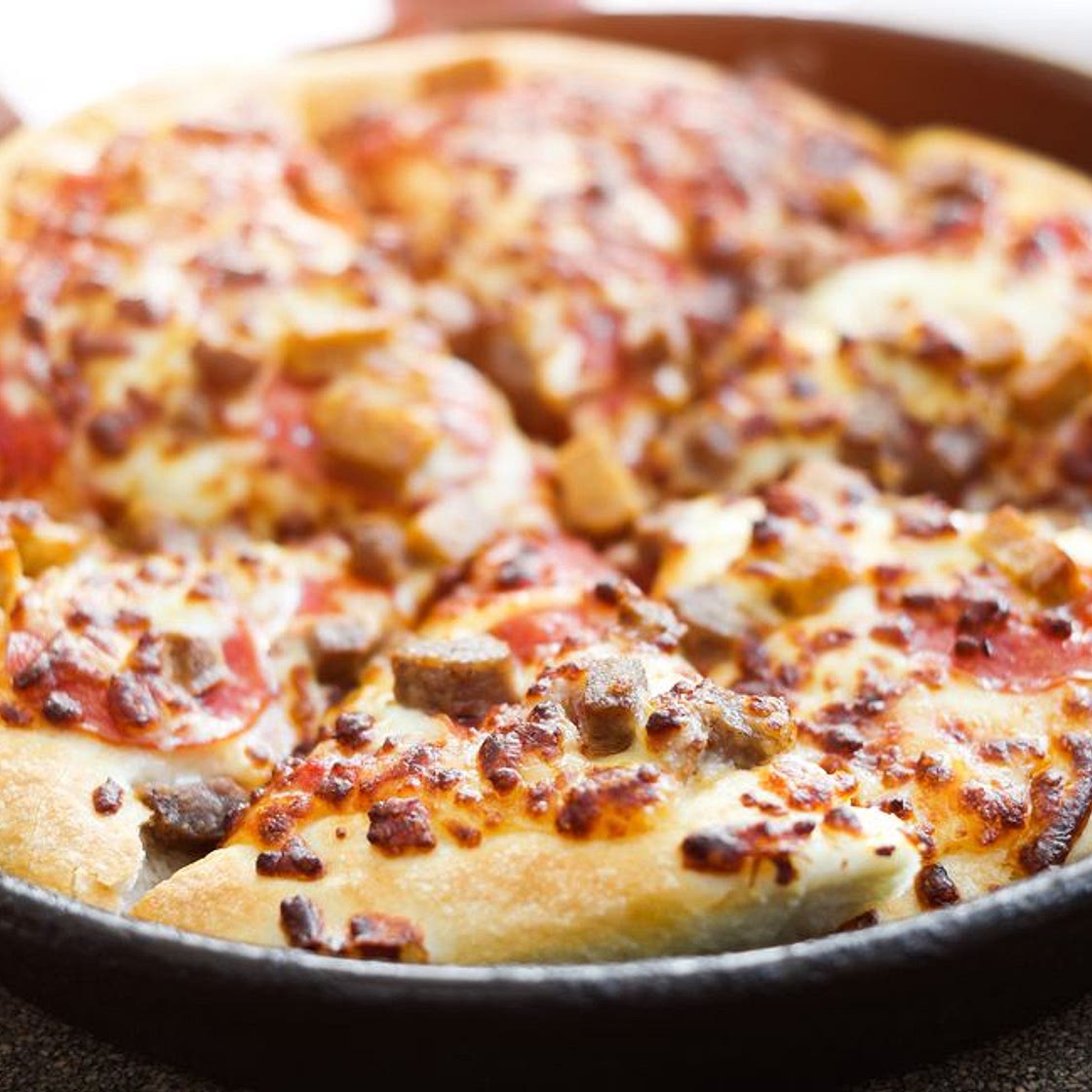 Pizza de frigideira com massa de panqueca