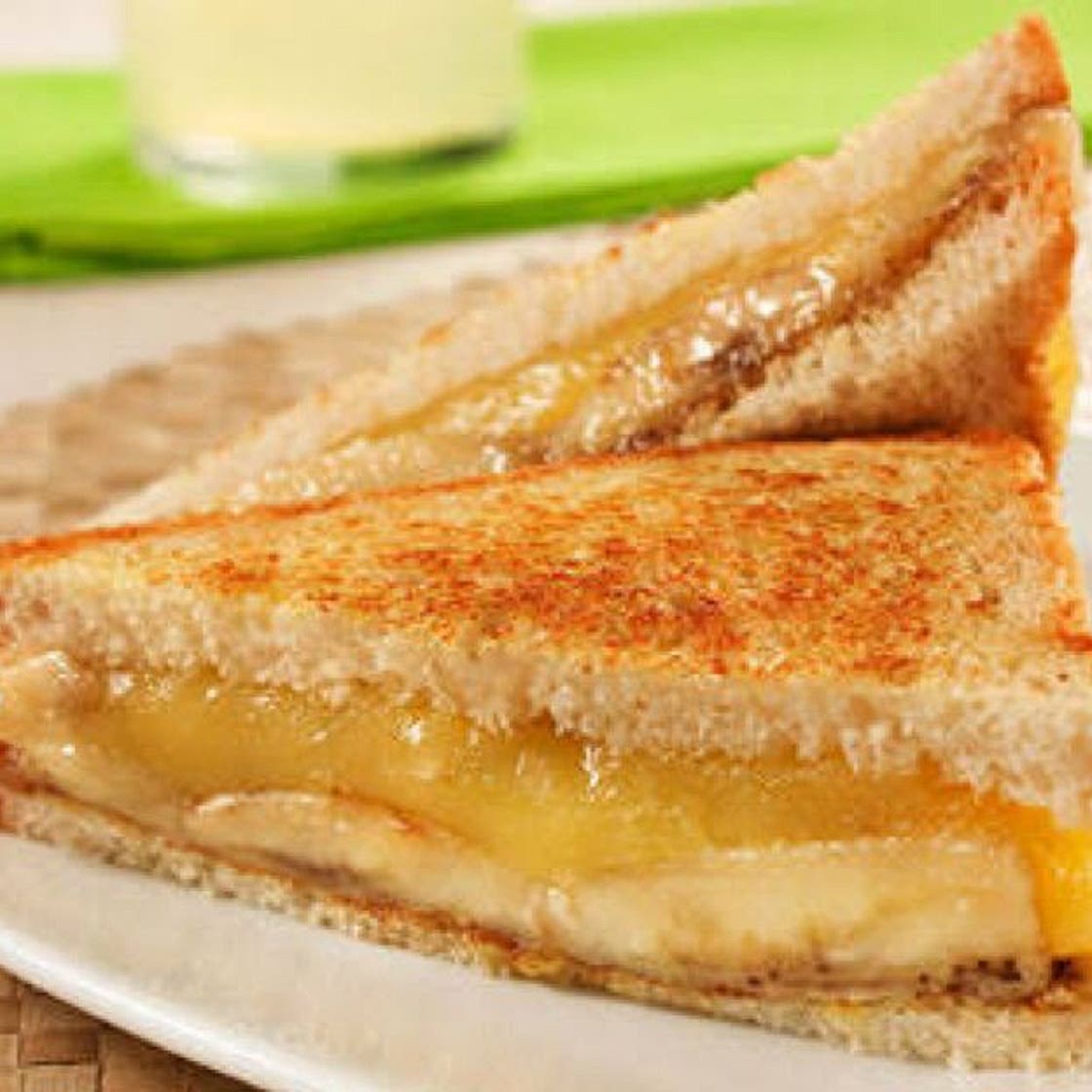 Sanduíche de banana com canela