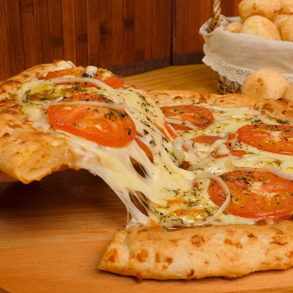 Pizza com borda de pão de queijo