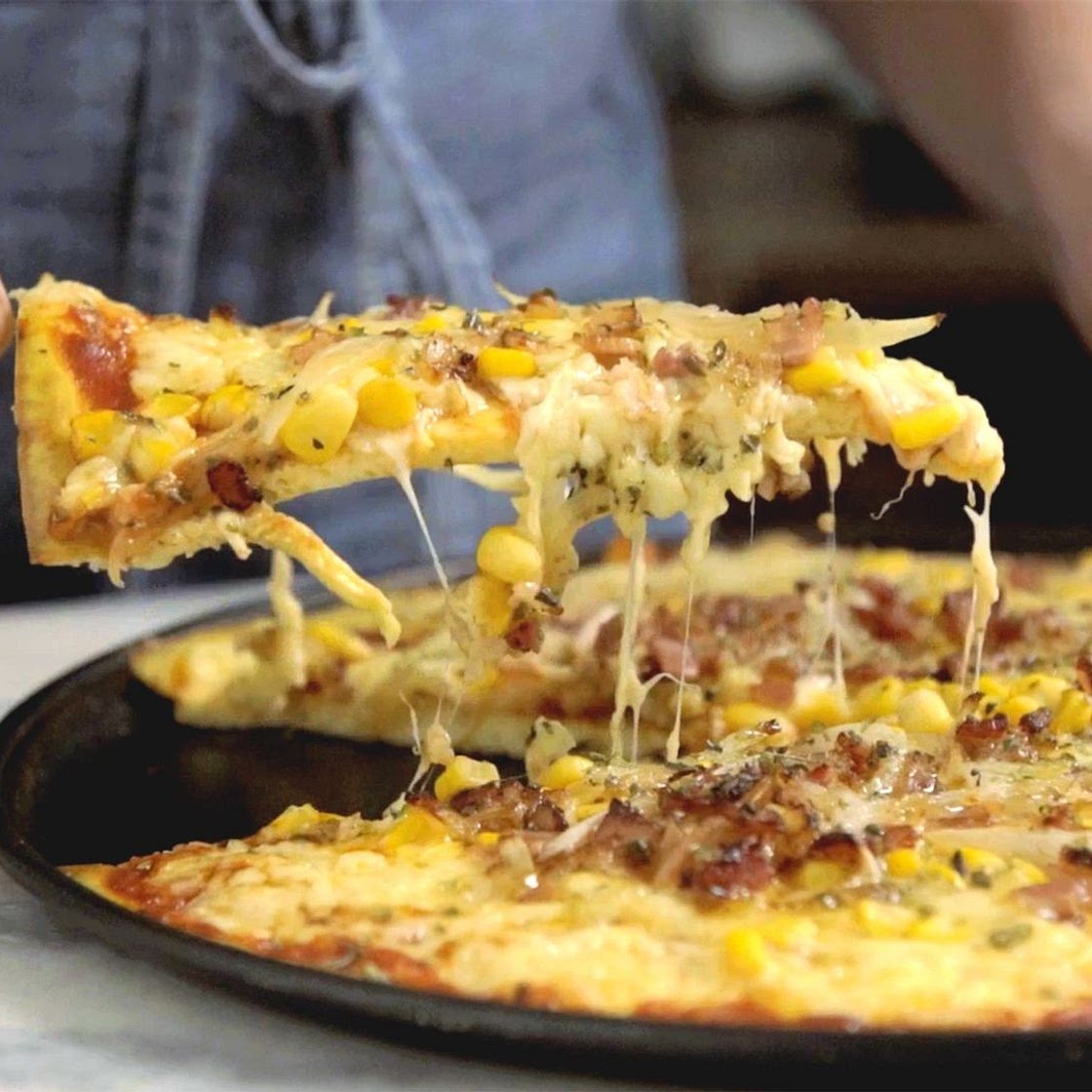 Pizza com massa de omelete