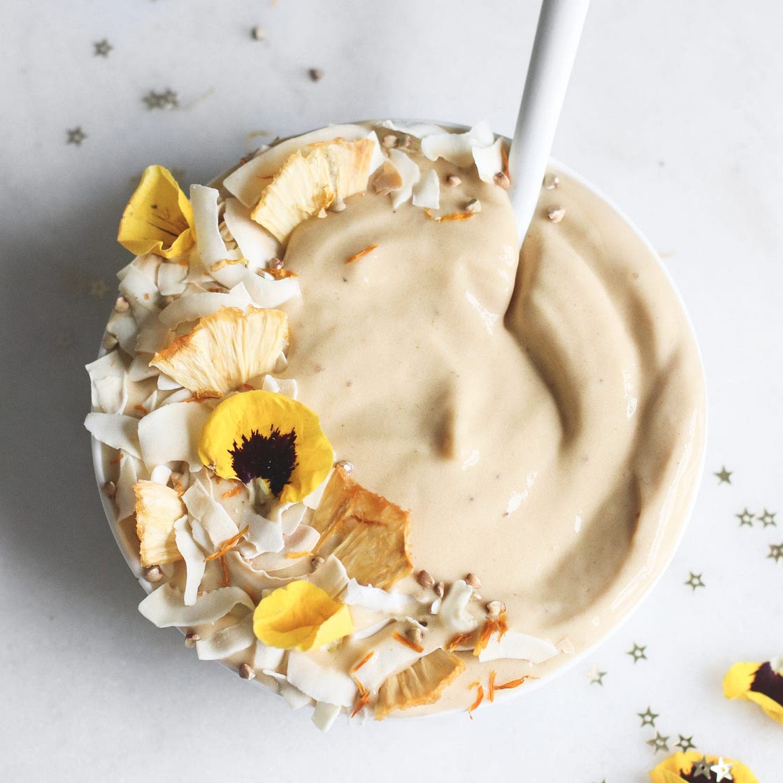 Sunshine Healer (Anti-Inflammatory) Smoothie Bowl (vegan) | Veggiekins Blog