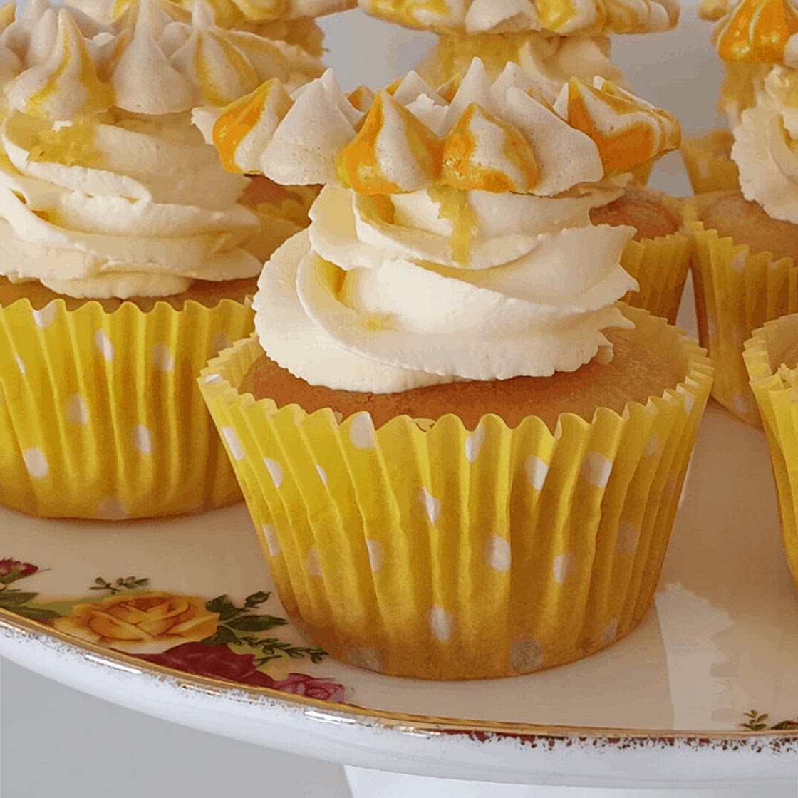 Keto Lemon Meringue Wreath Cupcakes
