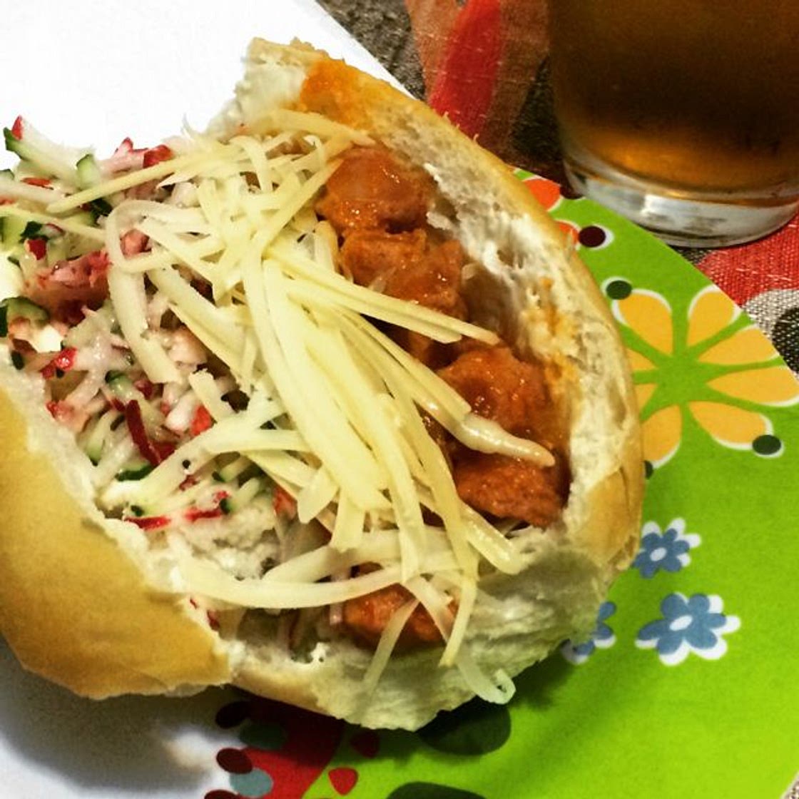 Sanduíche de linguiça fresca e queijo parmesão