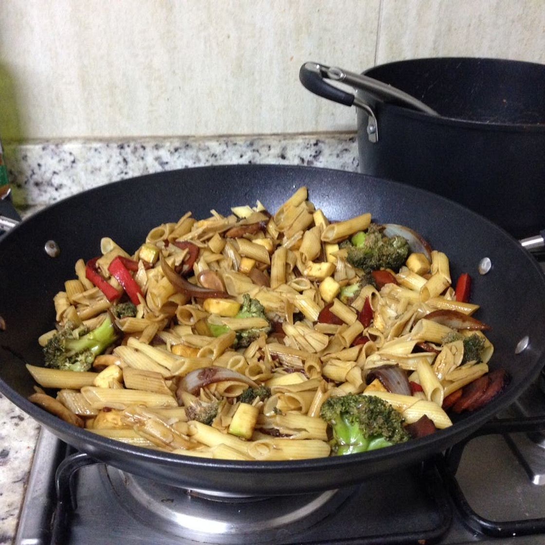 Macarrão com legumes ao shoyu na wok