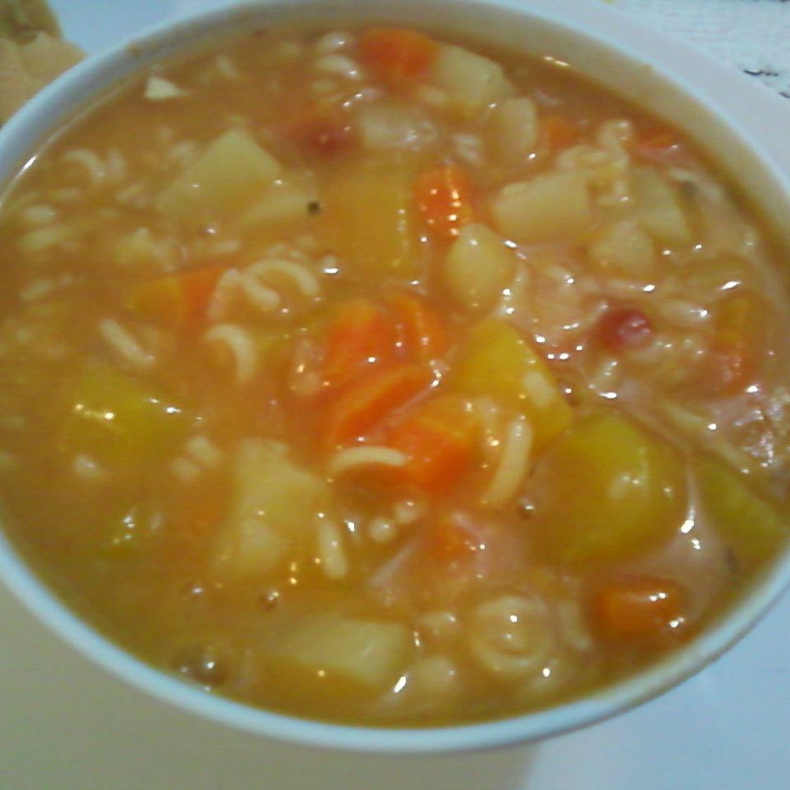 Sopa de macarrão com batata e cenoura