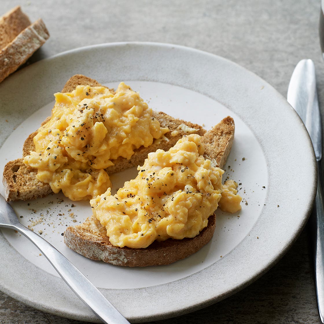 How to make scrambled eggs in the microwave