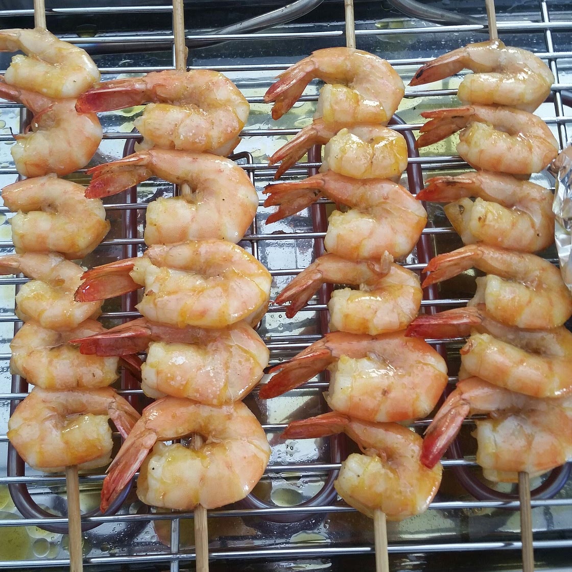 Espetos de camarão na brasa