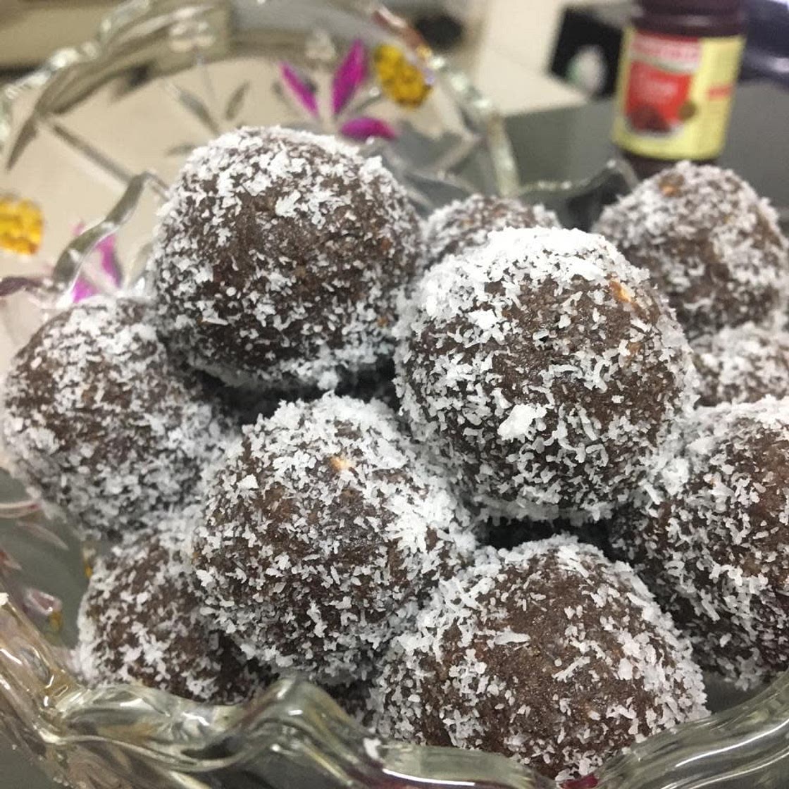 4 Ingredient Chocolate Balls