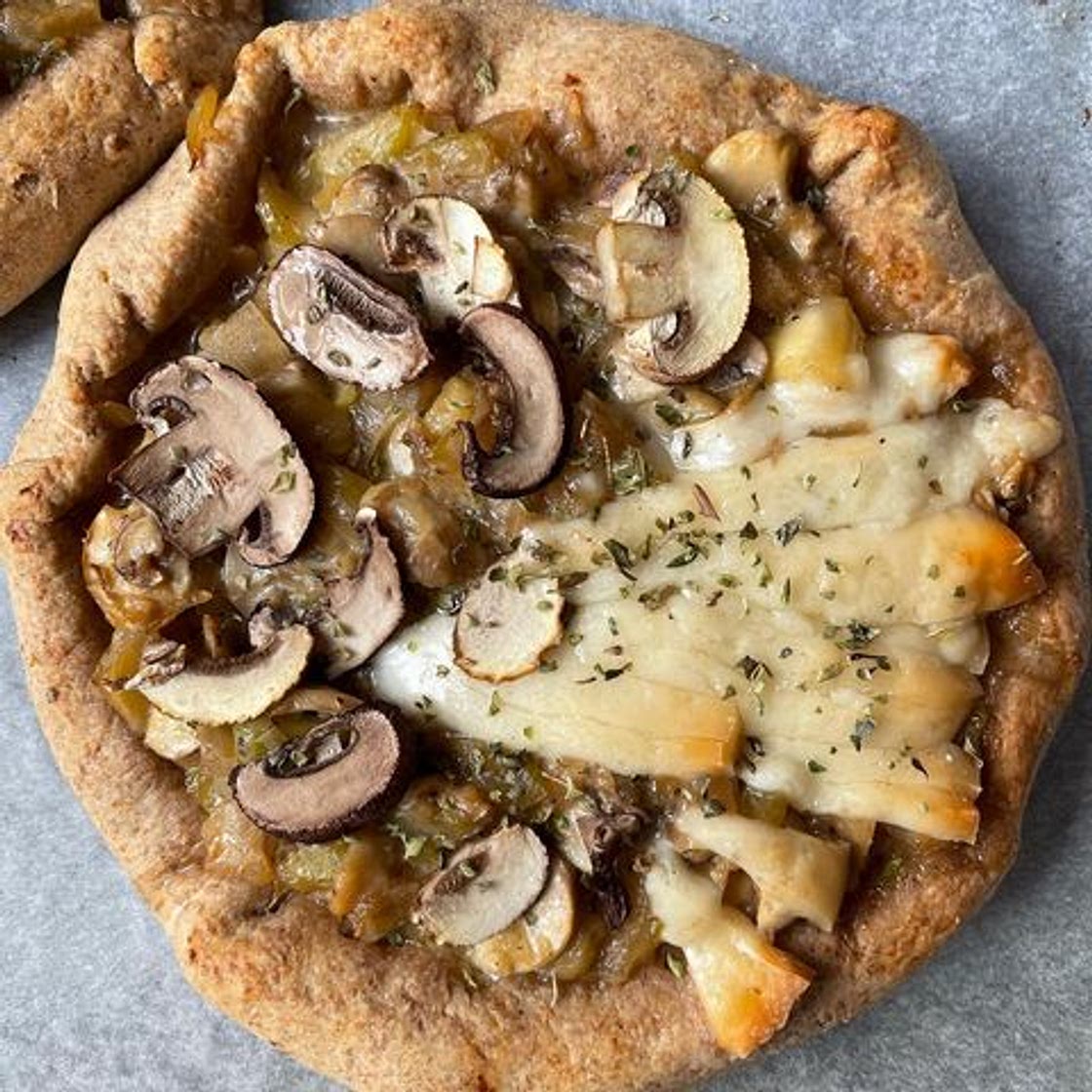 MUSHROOM AND CHEESE MINI PIZZAS 🧀🍄