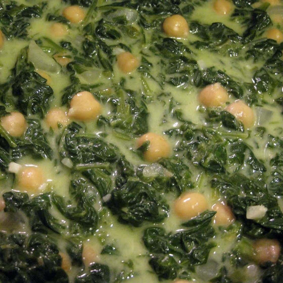 Creamy spinach with tofu, chickpeas and shrooms