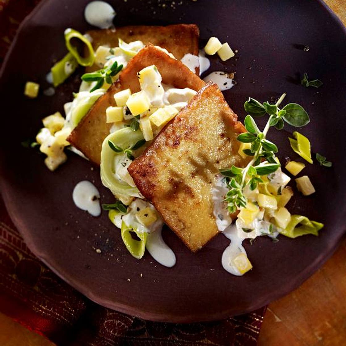 Tofu-Lasagne mit Steckrüben-Porree-Ragout und Salbei
