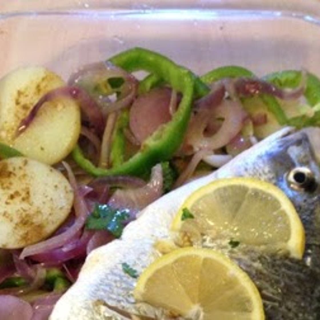 Fish with lemon and oil. (Samak Bel Lamoon we Zeit)