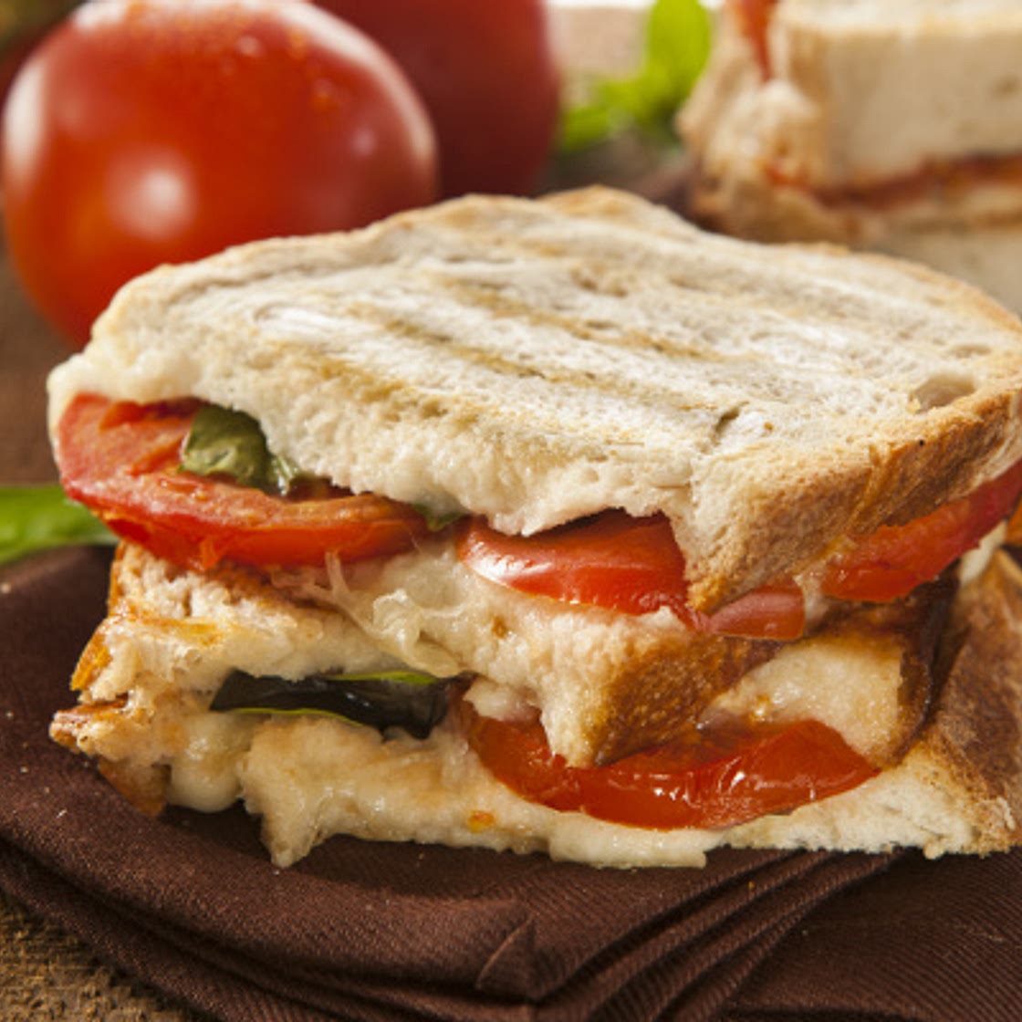 Panini maison au jambon, tomates et mozzarella