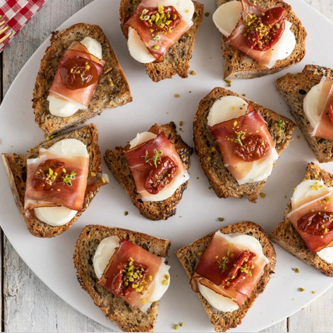 Pane tostato con speck e caprino