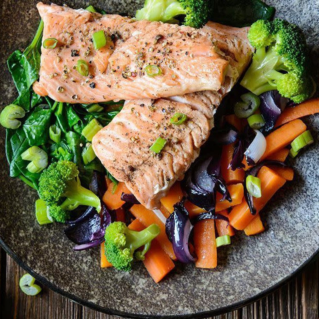 Salmone con verdure e crostini