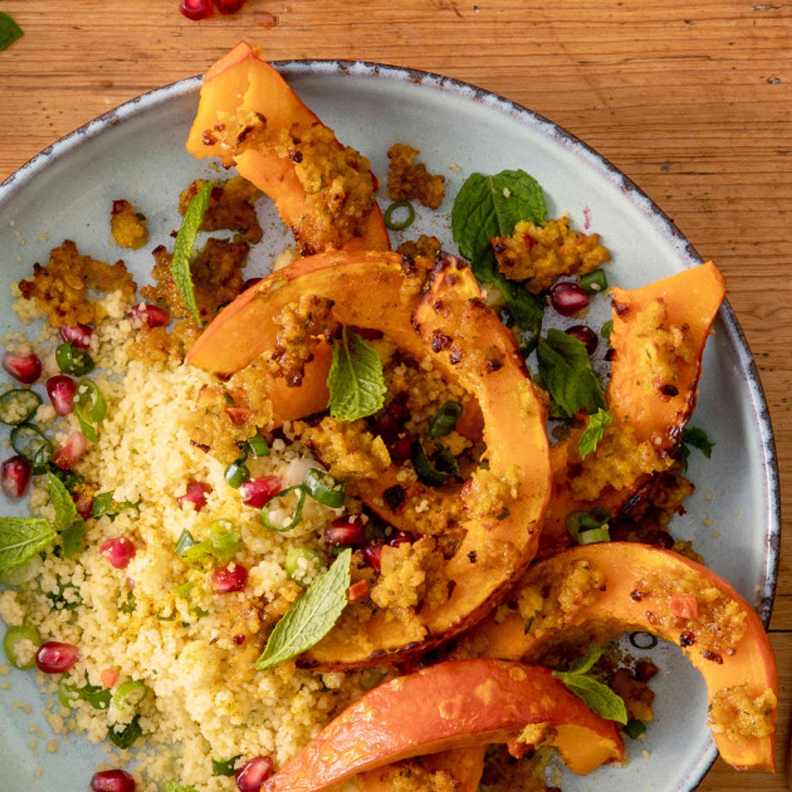 Orientalischer Couscous Salat mit Kürbisspalten