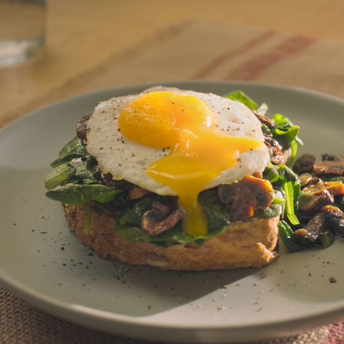 Tartine aux œufs et aux champignons