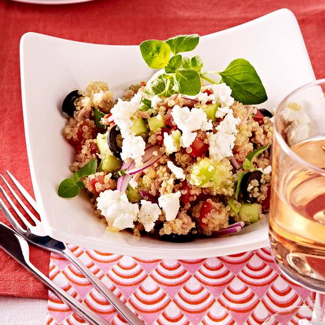 Quinoa mit Feta, Thunfisch und Oliven