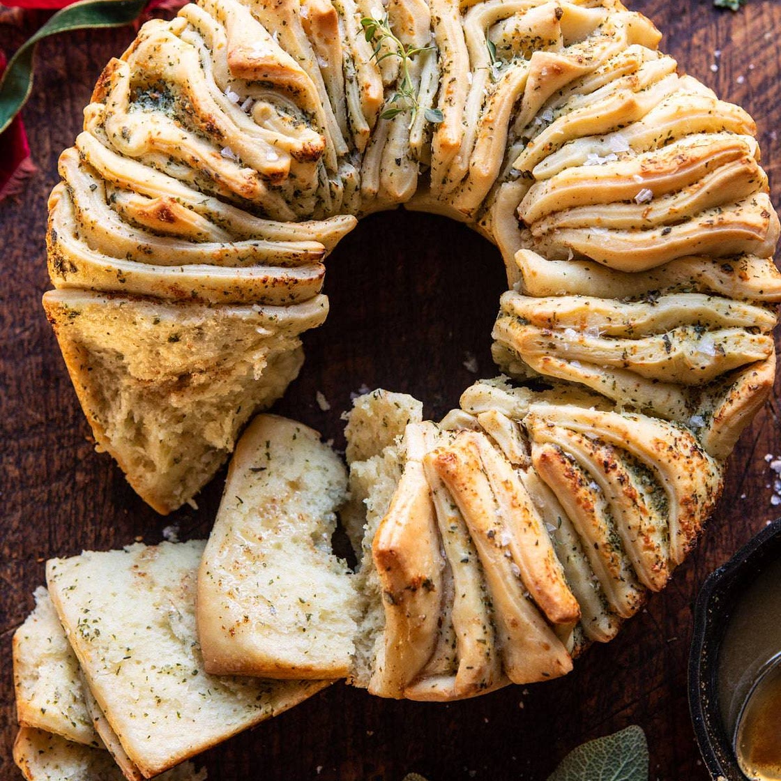 Pull-Apart Garlic Butter Bread Wreath