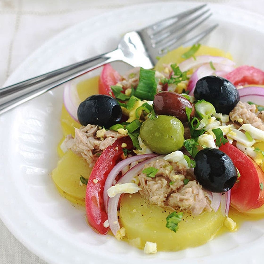 Salade de pommes de terre au thon et tomates