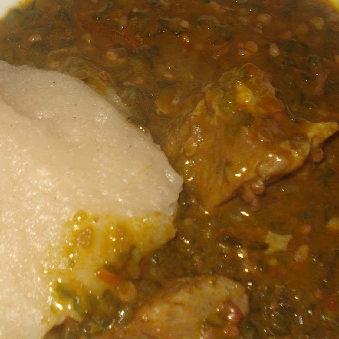 Gombo à la viande accompagné de couscous de manioc_ La Cuisine Camerounaise