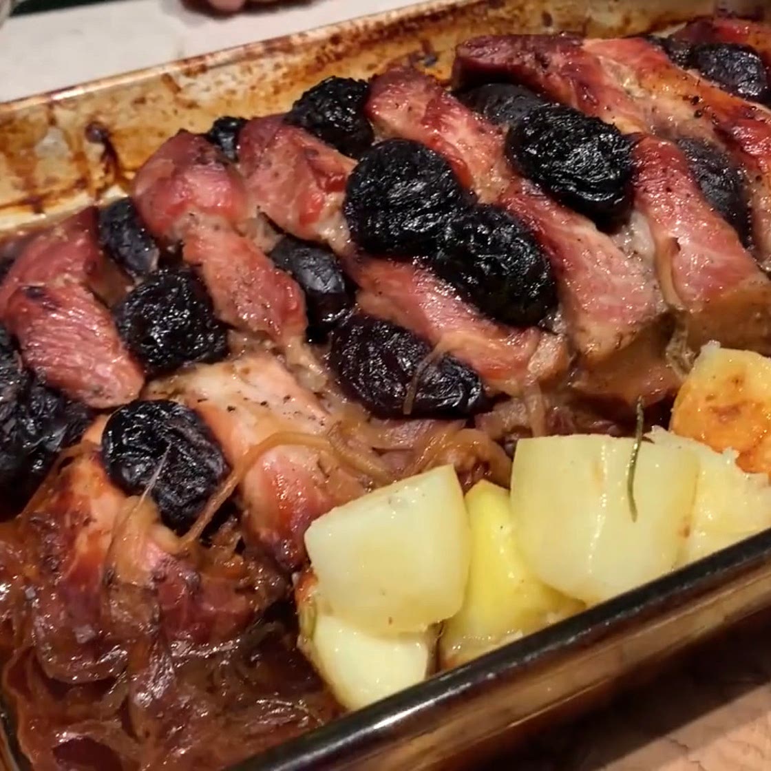 Свиная шея с черносливом в пиве и картошкой