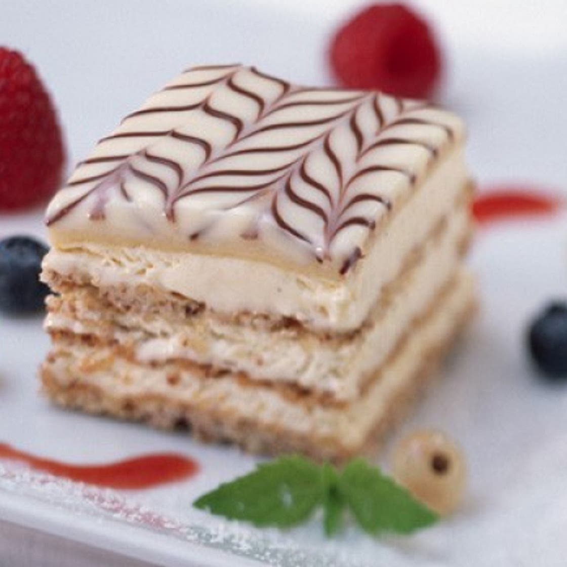 Esterházy-Parfait mit Waldbeeren