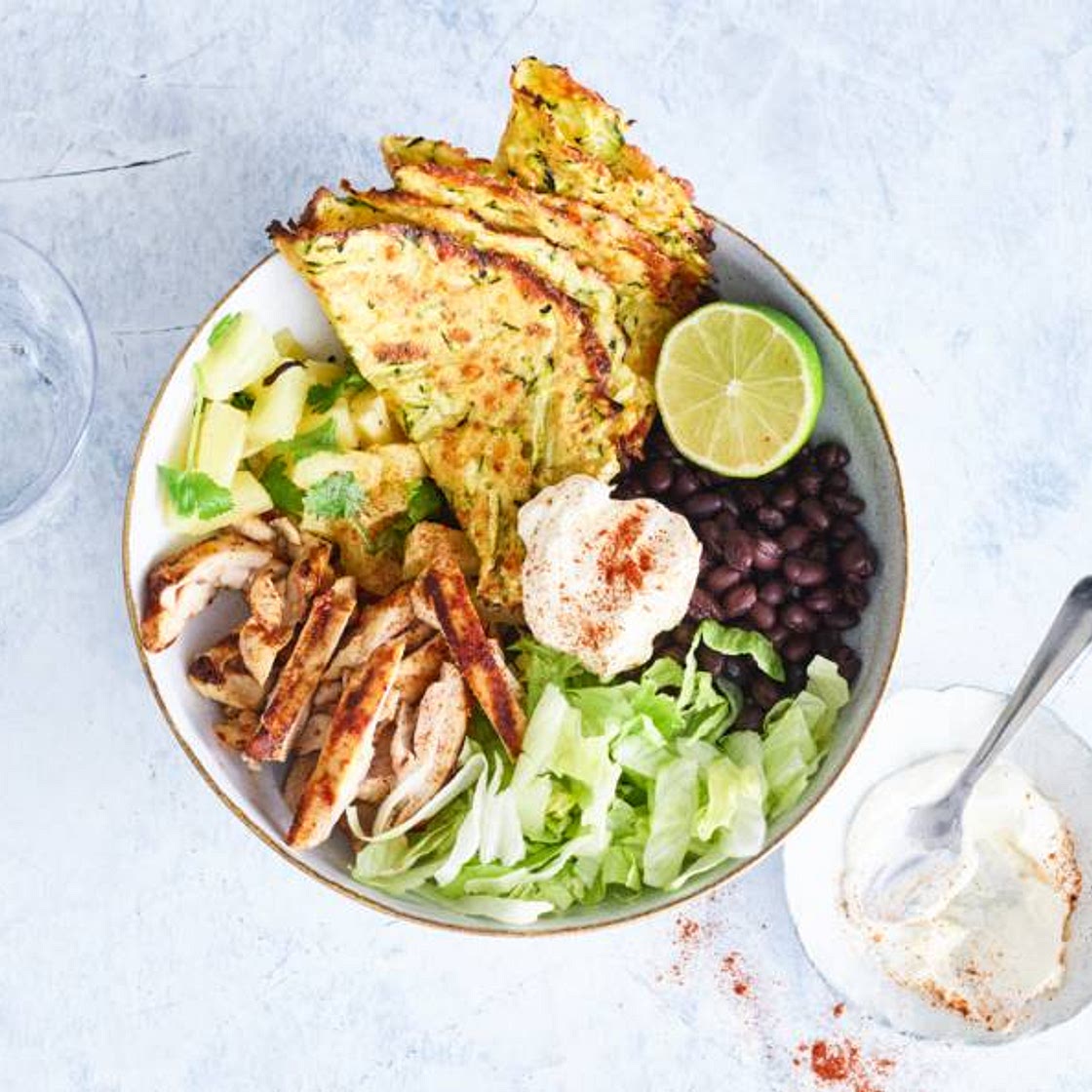 Mexicaanse bowl met gegrilde kip, ananas & courgettetortilla