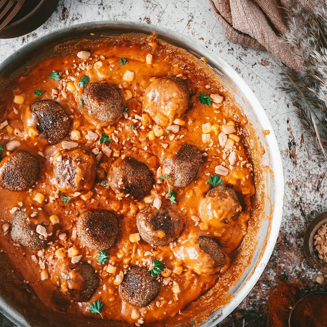 Quinoa-Couscous-Bällchen mit afrikanischer Erdnusssauce