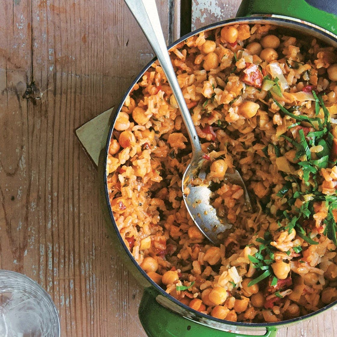 Spanish baked rice with leek, bacon and chickpeas