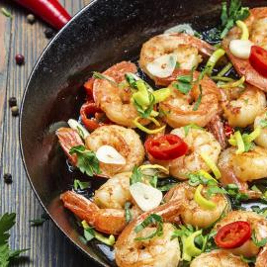 Gambas salteadas con hierbas y guindilla