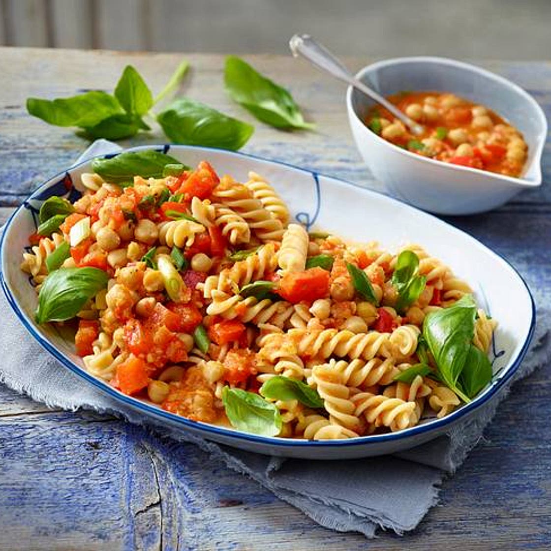 Pasta mit Paprika-Sugo und Kichererbsen
