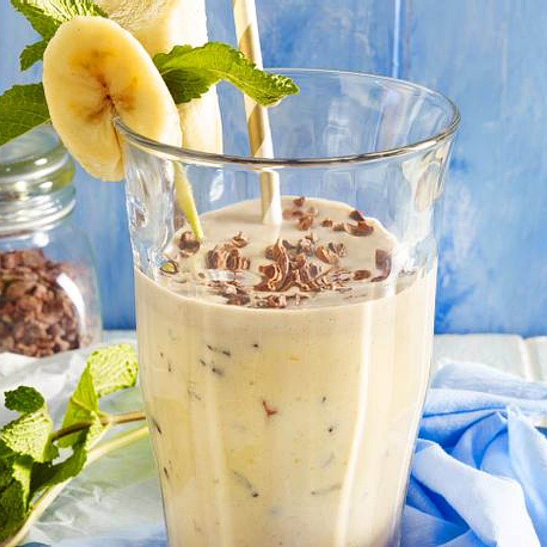 Bananen-Mandel-Smoothie mit Kakaonibs
