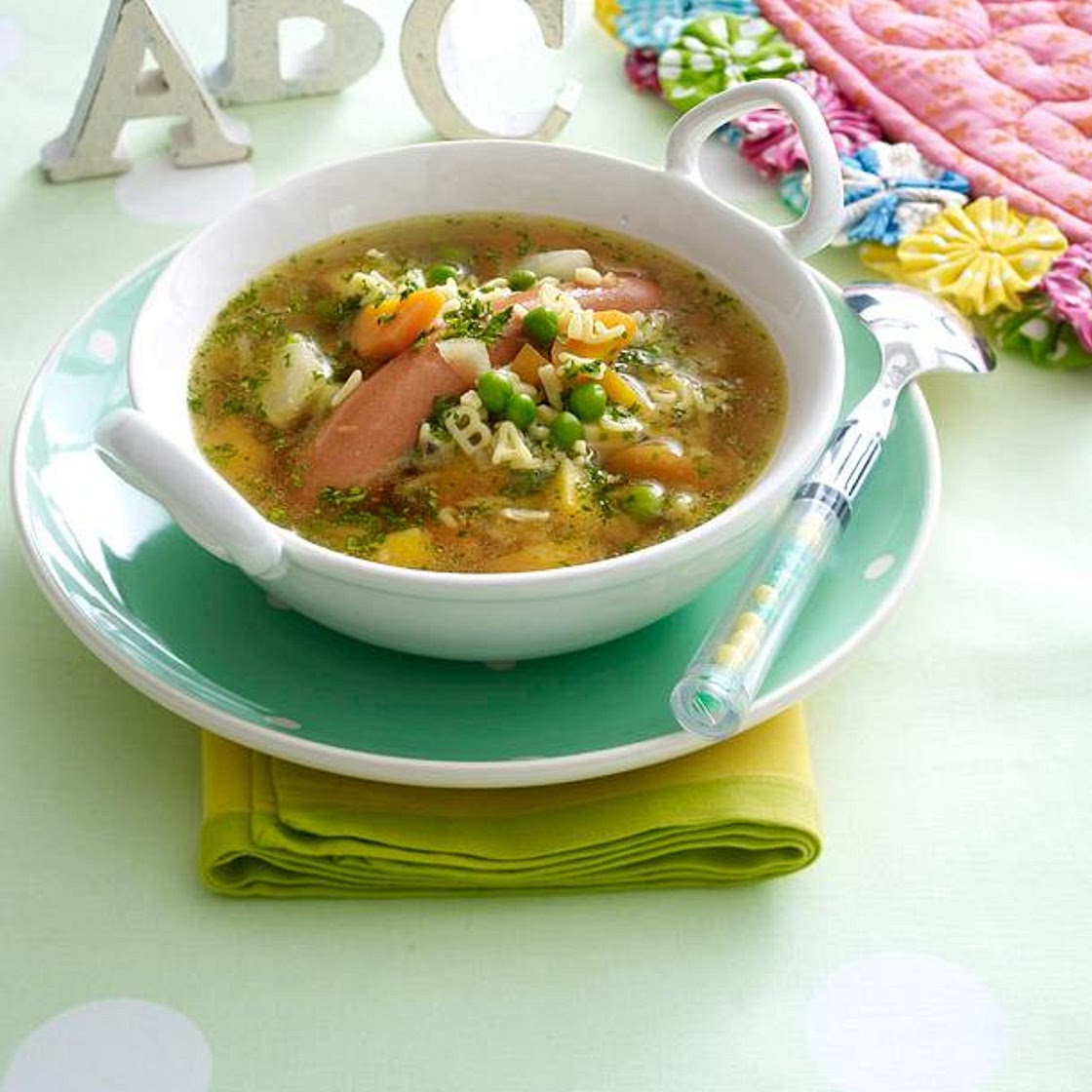 Bunte ABC-Nudelsuppe mit Würstchen und Gemüse