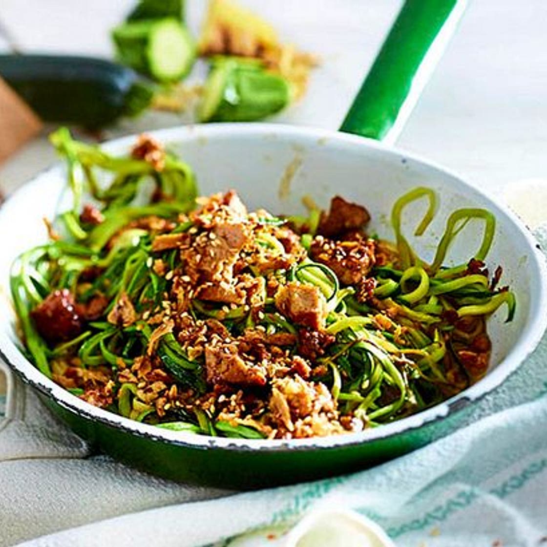 Kurz durchdrehen: Asia-Zoodles mit Brattofu