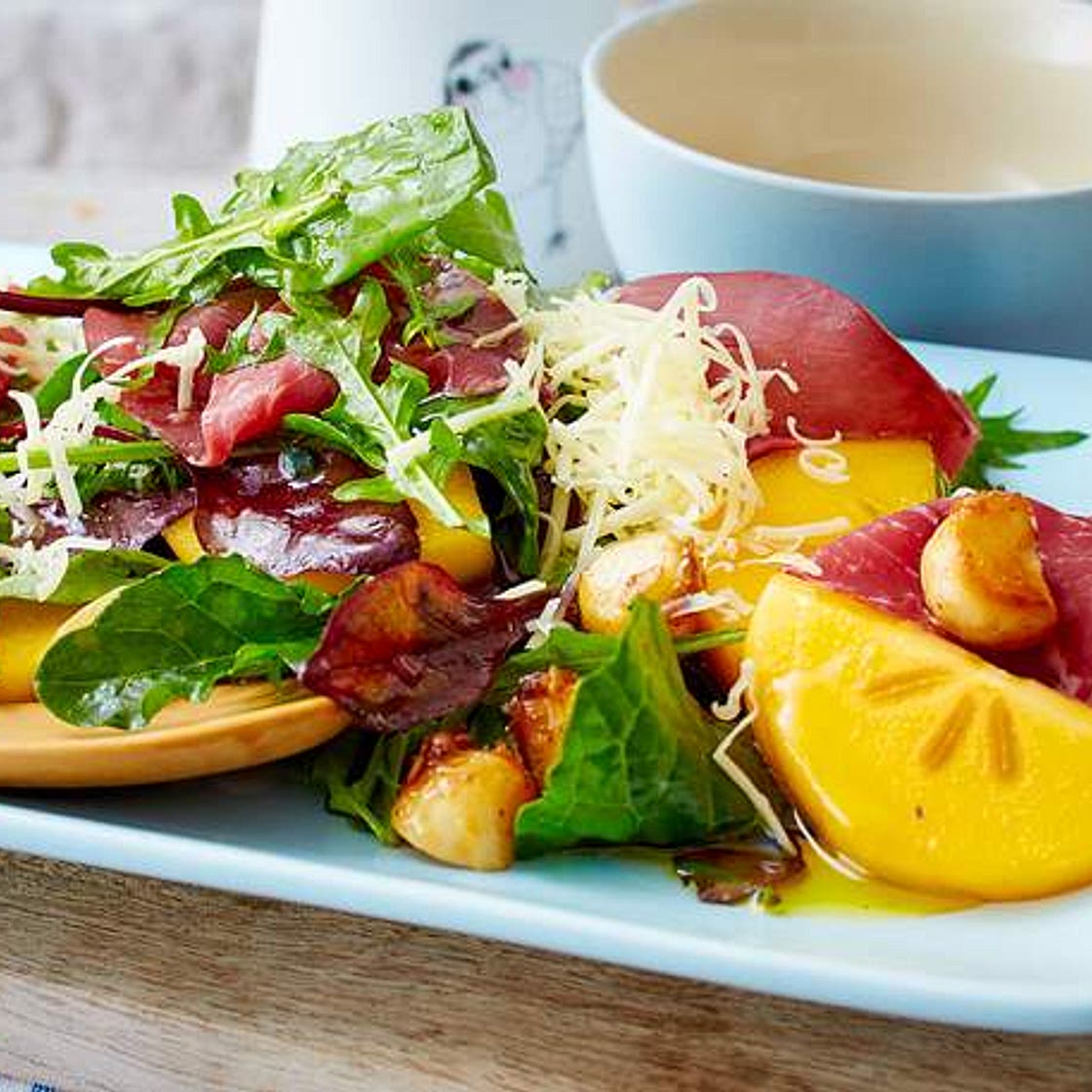 Kaki-Salat mit Bünder Fleisch und Macadamianüssen