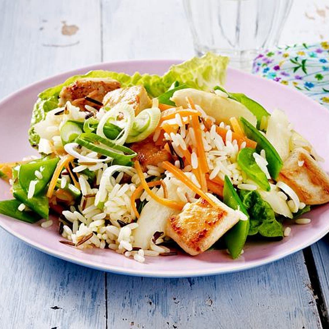 Frühlings-Reissalat mit Hähnchen und fruchtigem Dressing