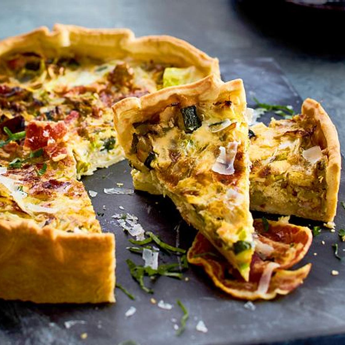 Carbonara-Quiche mit Spitzkohl und Zucchini