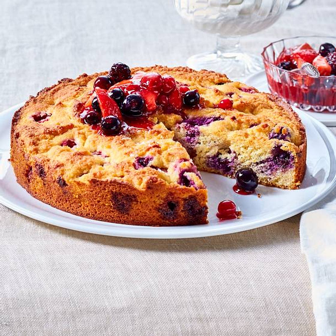Fluffiger Mandelkuchen mit Beeren (glutenfrei)