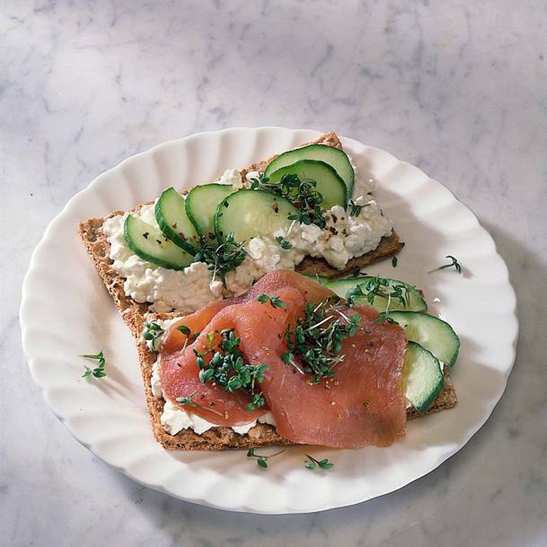 Knäckebrot mit Frischkäse und Lachsschinken