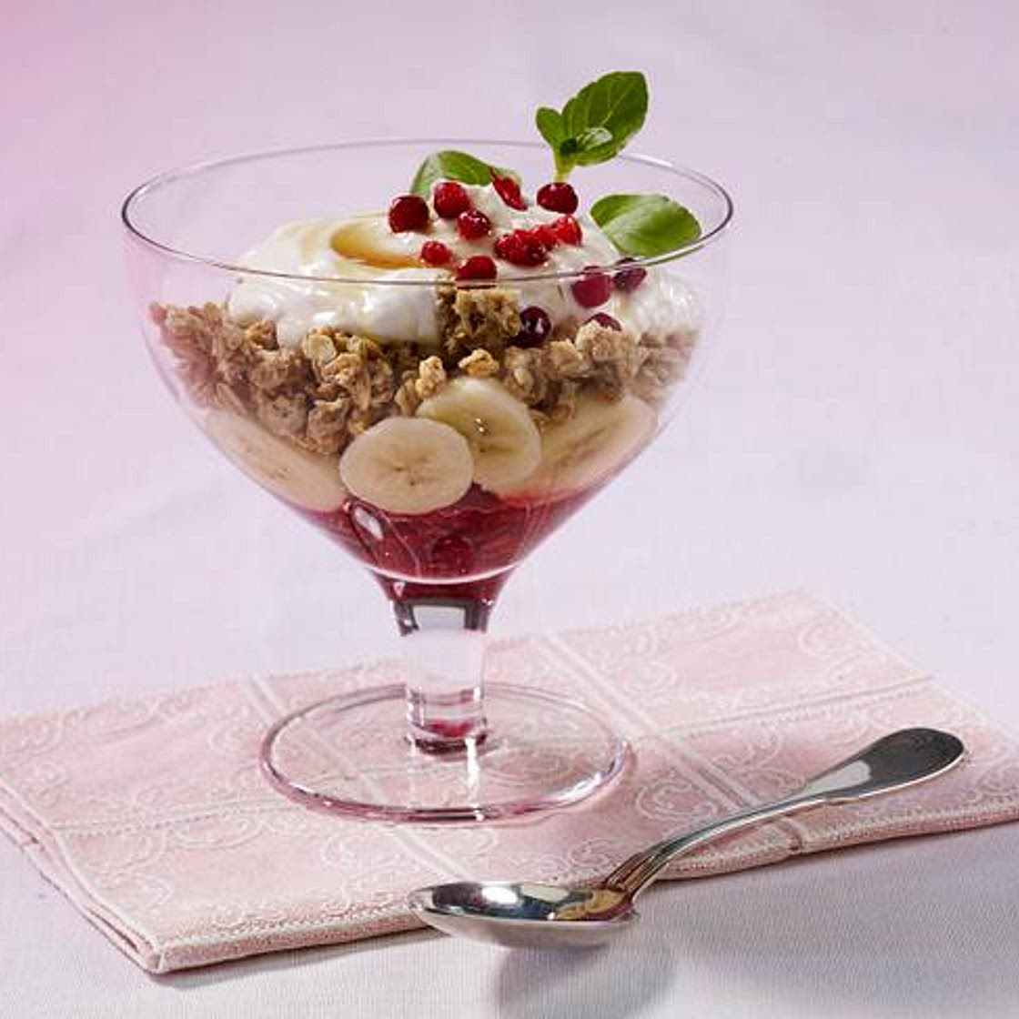 Knuspermüsli mit Banane, Preiselbeeren und Quark